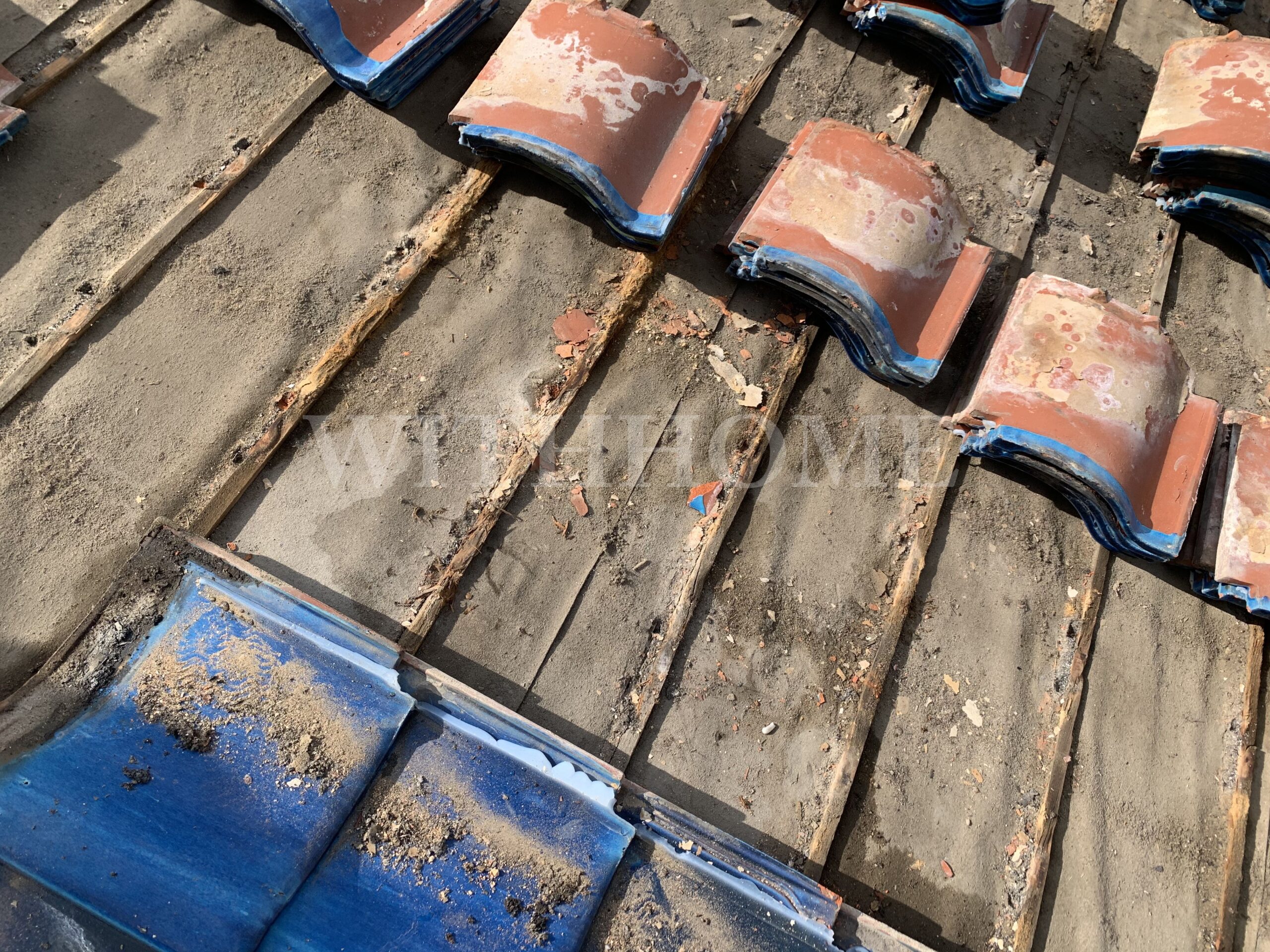 広島の屋根・瓦のお店 ウィズホーム　屋根工事 瓦屋根 屋根修理　ガラス瓦