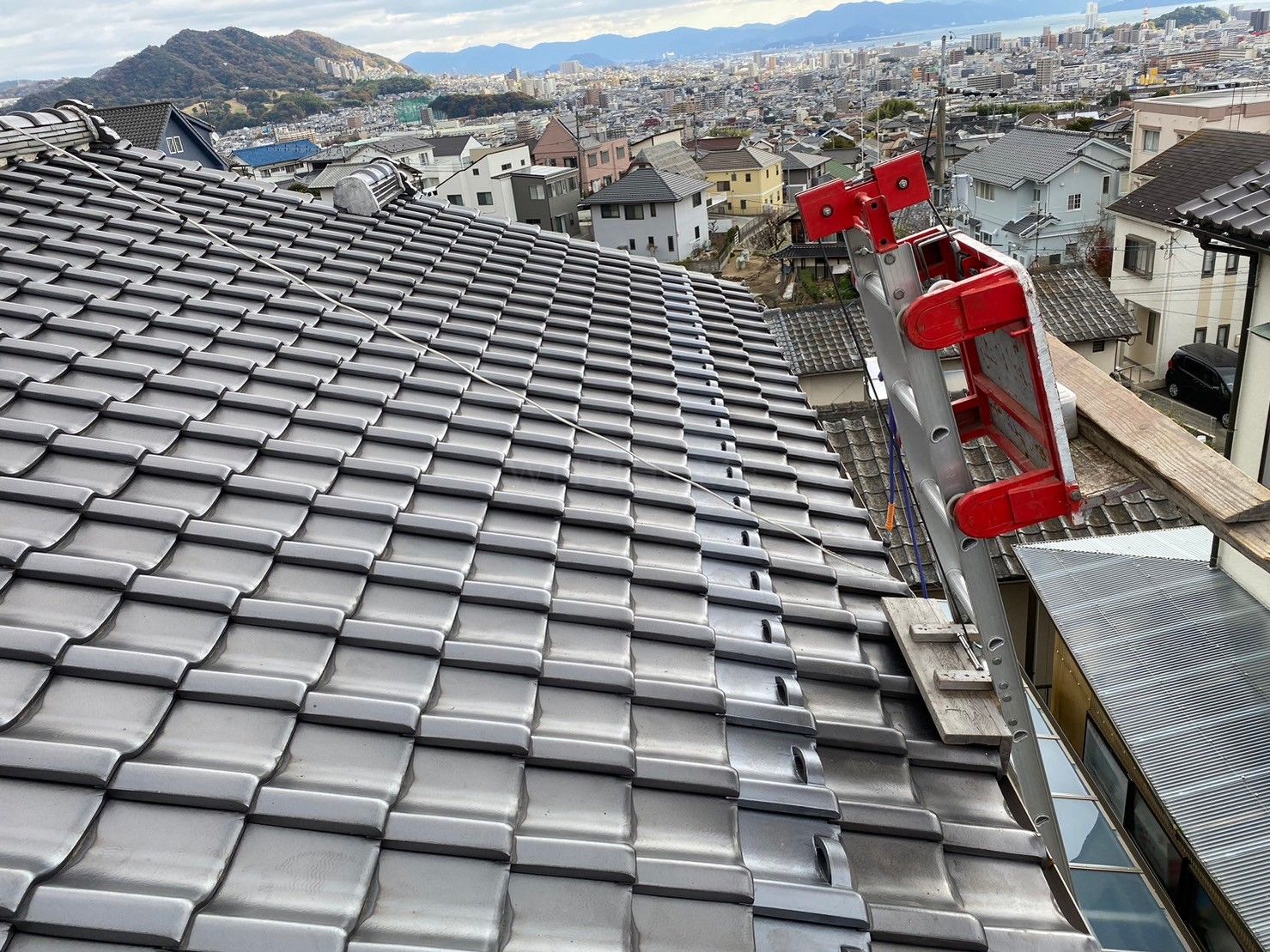 広島の屋根・瓦のお店 ウィズホーム　屋根工事 瓦屋根 屋根修理　和風
和型　クールブラック　黒い瓦　雪止め　追加施工　雪対策　カーポート守る