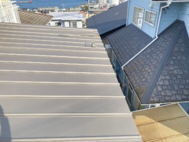 広島の屋根・瓦のお店 ウィズホーム　屋根工事 瓦屋根 新築　板金屋根　立平葺き　ベージュ　ペールゴールド　屋根明るい色
