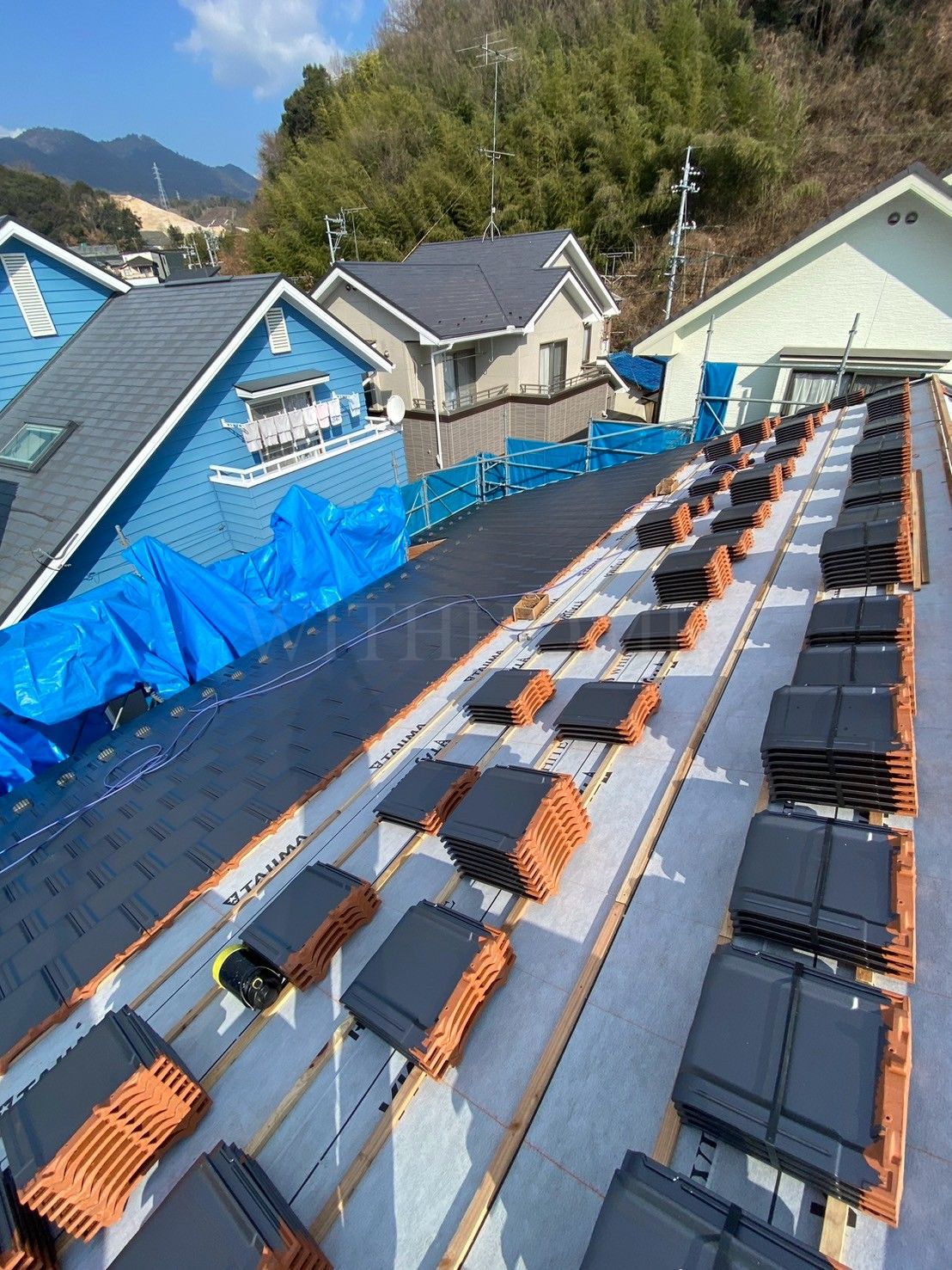 広島 広島の屋根・瓦のお店 ウィズホーム 屋根工事 瓦屋根 屋根修理 板金屋根 カバー工法 金属屋根 屋根足場 雨漏り修理 雨漏り原因 瓦 瓦屋根 新築工事 洋風瓦