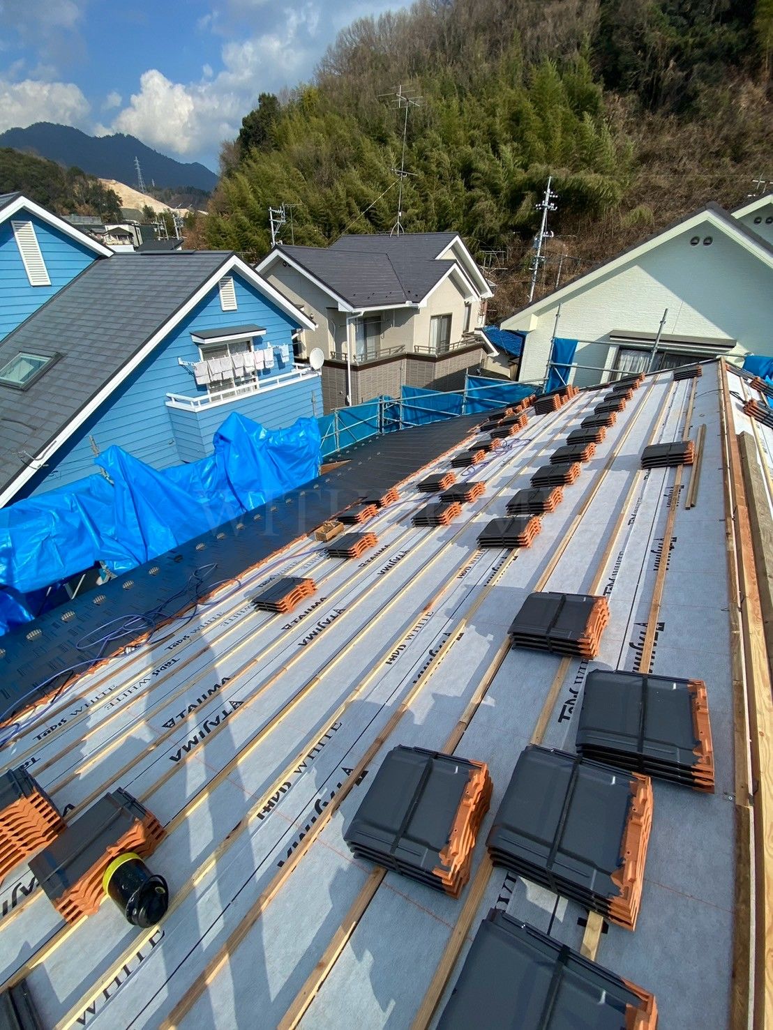 広島 広島の屋根・瓦のお店 ウィズホーム 屋根工事 瓦屋根 屋根修理 板金屋根 カバー工法 金属屋根 屋根足場 雨漏り修理 雨漏り原因 瓦 瓦屋根 新築工事 洋風瓦