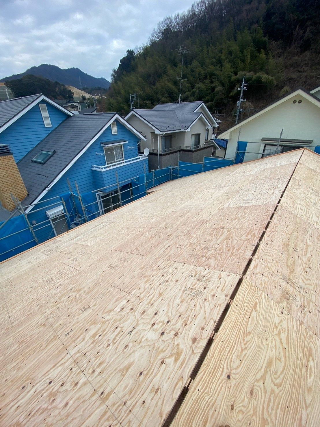 広島 広島の屋根・瓦のお店 ウィズホーム 屋根工事 瓦屋根 屋根修理 板金屋根 カバー工法 金属屋根 屋根足場 雨漏り修理 雨漏り原因 瓦 瓦屋根 新築工事 洋風瓦