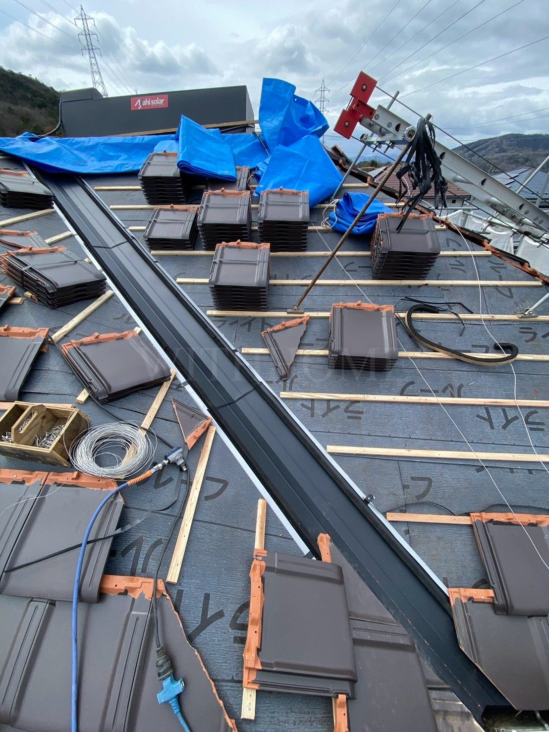 広島 広島の屋根・瓦のお店 ウィズホーム 屋根工事 瓦屋根 屋根修理 板金屋根 カバー工法 金属屋根 屋根足場 雨漏り修理 雨漏り原因 瓦 瓦屋根 洋風瓦 谷板金