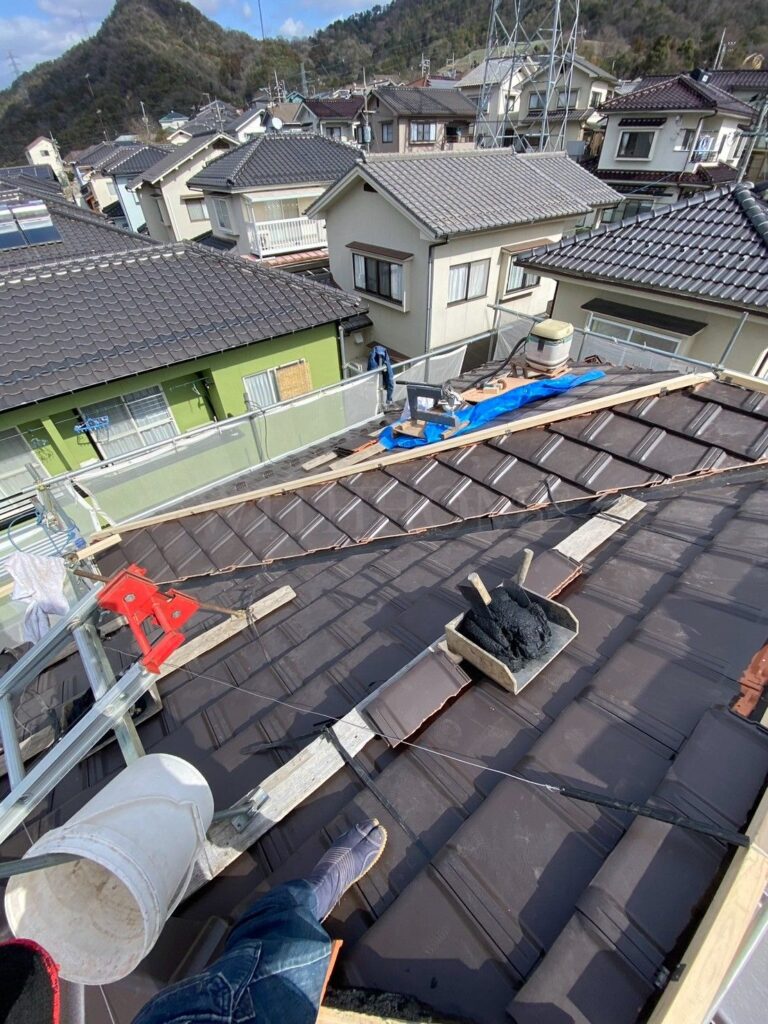 広島 広島の屋根・瓦のお店 ウィズホーム 屋根工事 瓦屋根 屋根修理 板金屋根 カバー工法 金属屋根 屋根足場 雨漏り修理 雨漏り原因 瓦 瓦屋根 洋風瓦 谷板金